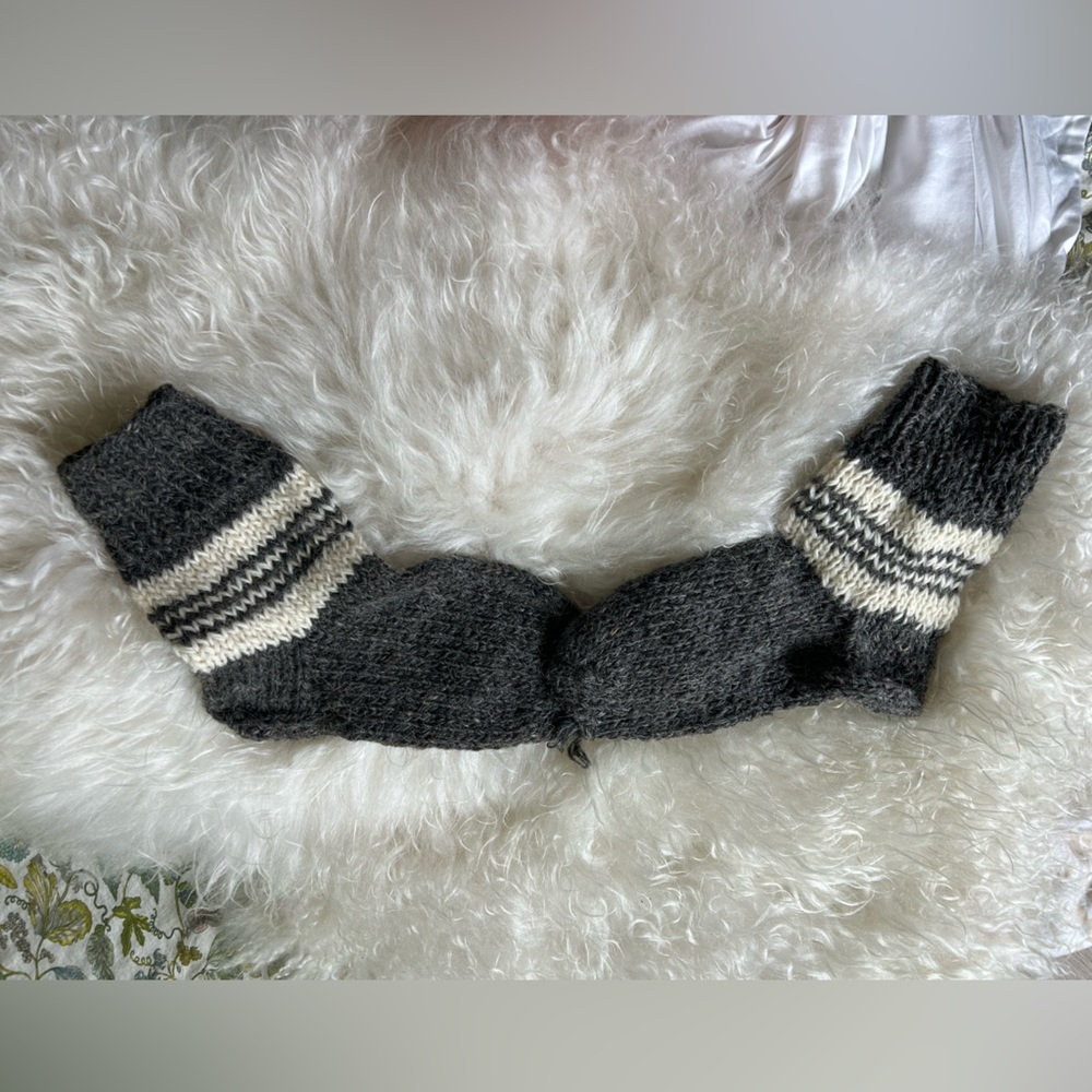 Hand knit New Zealand sheep’s wool socks warm & cozy roughly a size 9/10 women’s - Picture 2 of 7